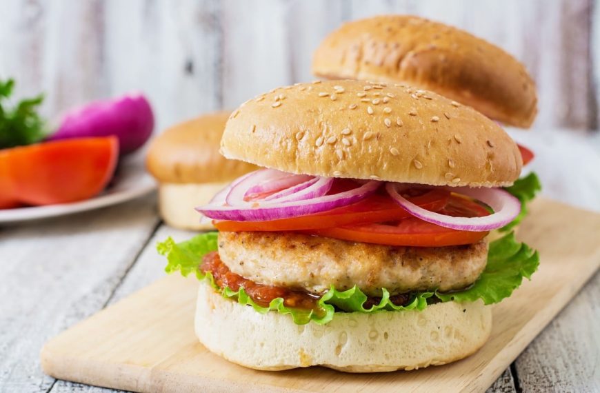 Burger mit Putenhackfleisch, Tomaten, Salat und Zwiebeln