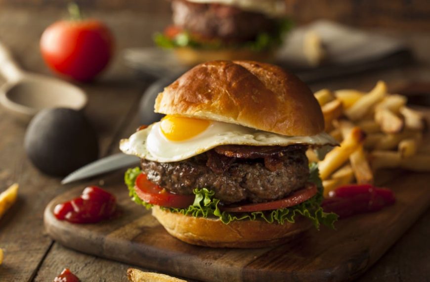 Burger mit Rindfleisch Patty, Bacon und Spiegelei – Einfaches Fastfood…
