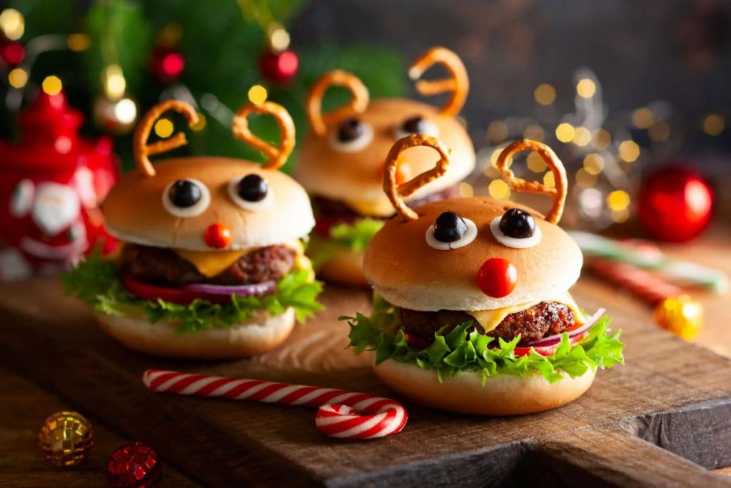 Burger mit Tomaten und Patties zu Weihnachten