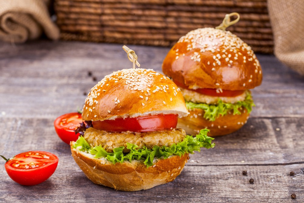 Burger mit gefüllten Patties aus Mozzarella und Hähnchen