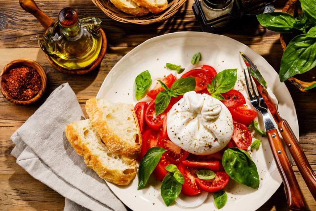 Burrata Käse auf Tomatensalat mit Basilikum