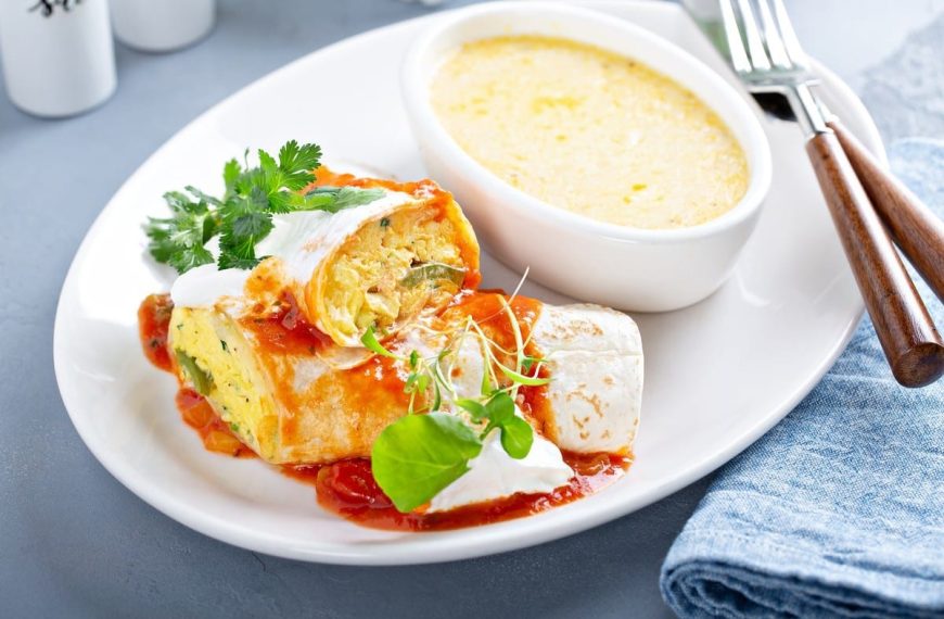 Burrito mit Eiern, Käse und Paprika zum Frühstück