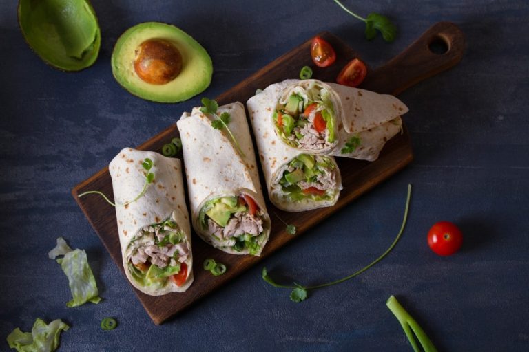 Burrito mit Hähnchen, Avocado, Tomate und Paprika