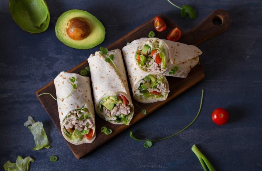 Burrito mit Hähnchen, Avocado, Tomate und Paprika