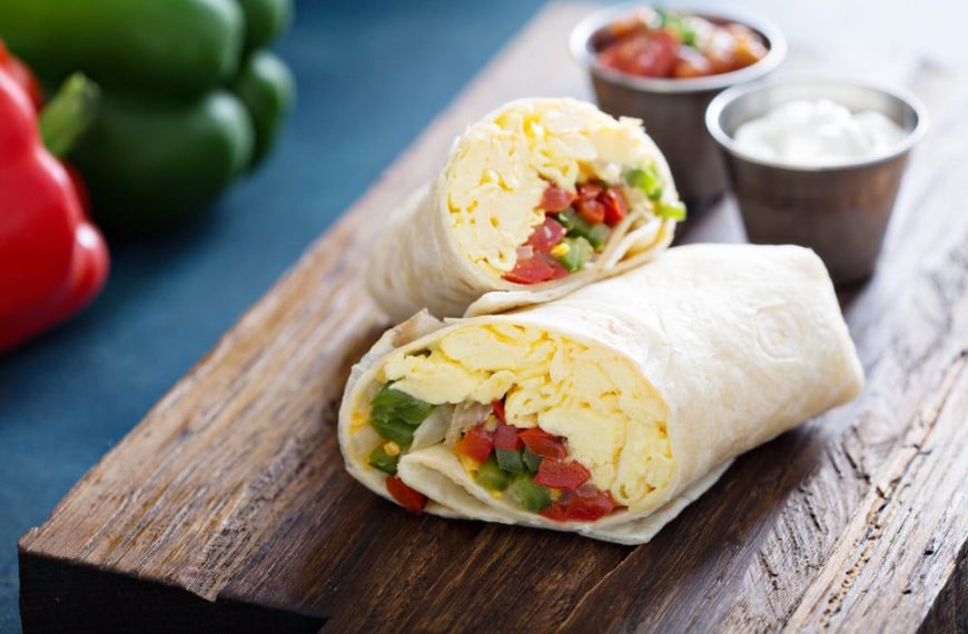 Burrito mit Rührei, Paprika und Tomaten zum Frühstück