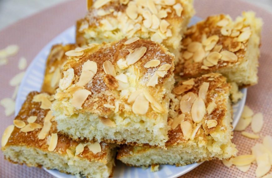 Butterkuchen mit Mandeln und Sahne vom Blech