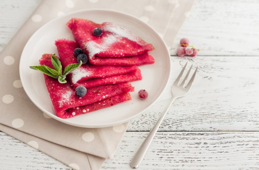 Buttermilch Pfannkuchen mit Milch zum Valentinstag
