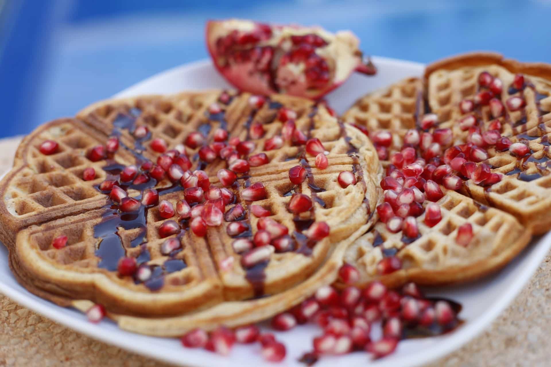 Buttermilch Waffeln mit Granatapfelkernen und Schokosoße