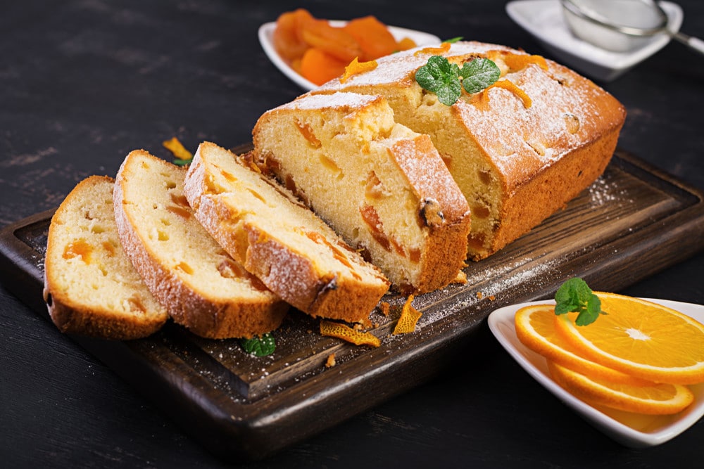 Buttermilchkuchen mit getrockneten Aprikosen und Orangenschale