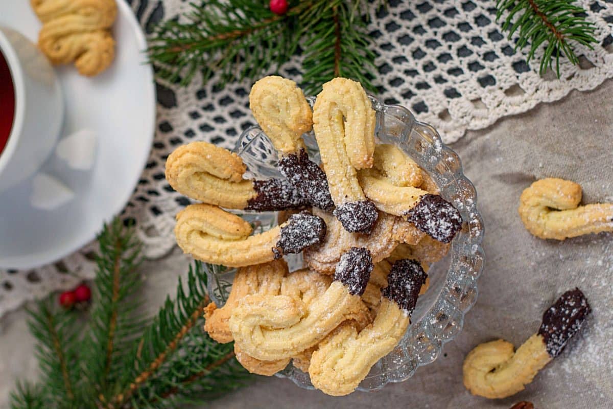 Butterzarte Kekse als Spritzgebäck mit Schokolade zu Weihnachten