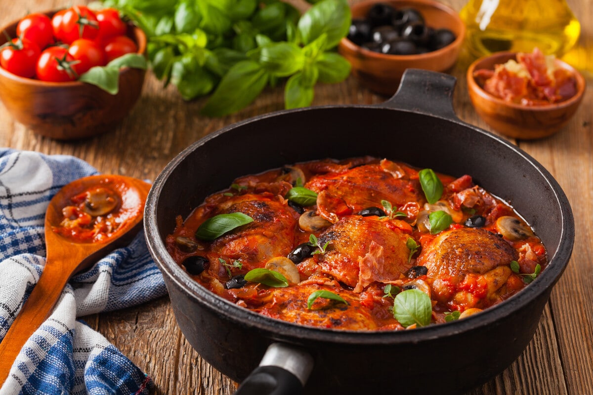 Cacciatore Hähnchen – gebratene Hähnchenschenkel in Tomatensauce