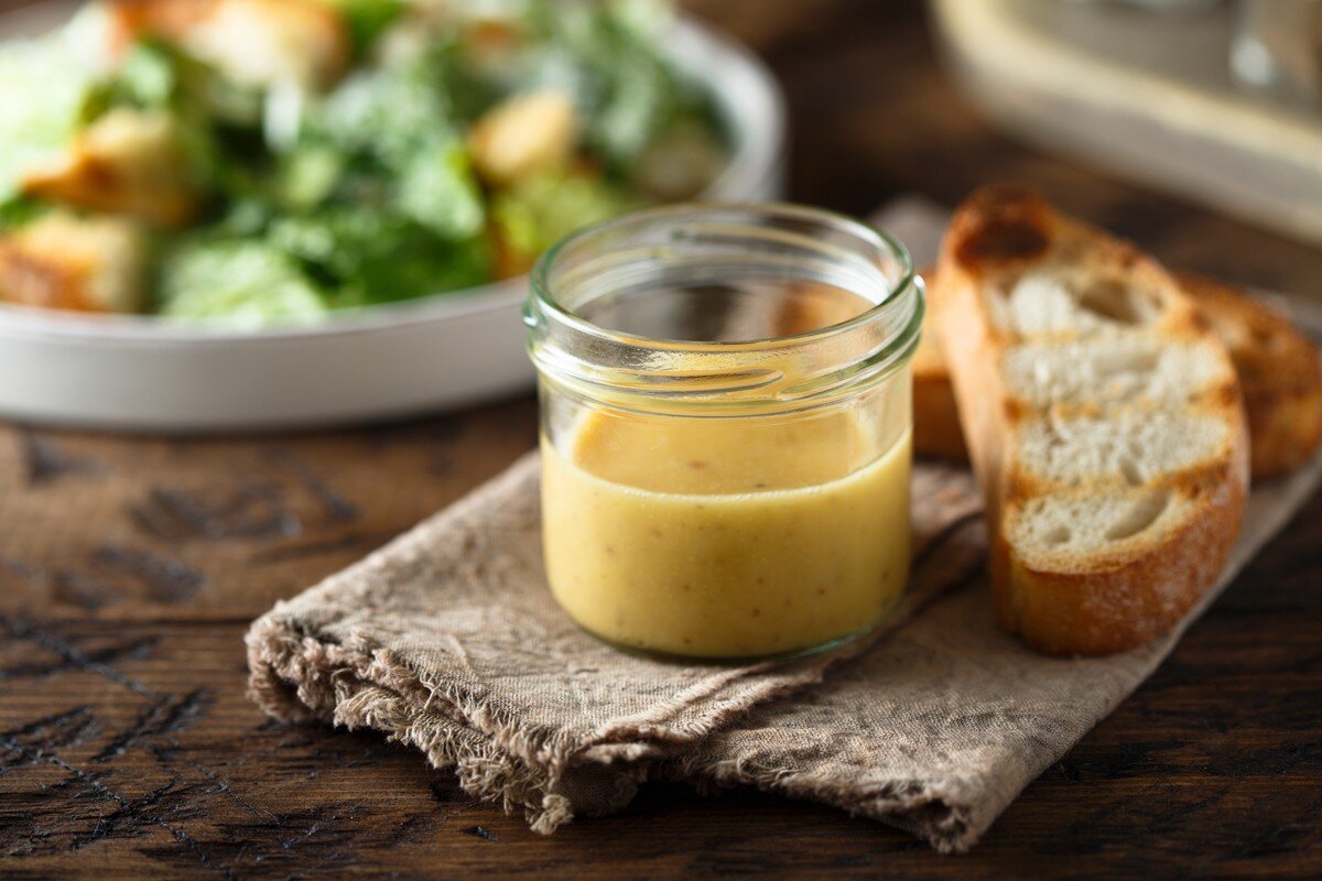 Caesar Dressing mit Parmesan und Knoblauch zum Cesar Salad