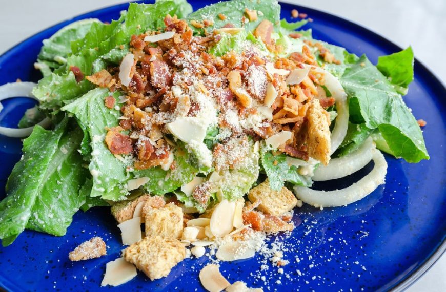 Caesar Salad mit Croutons und würzigem Dressing