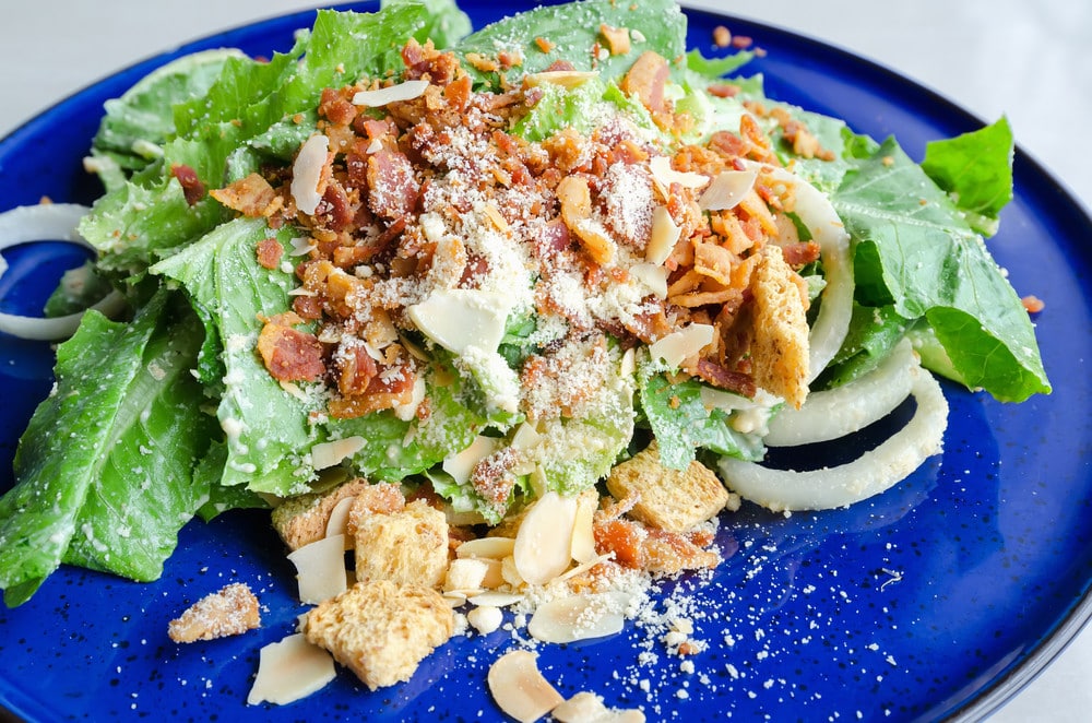 Caesar Salad mit Croutons und würzigem Dressing
