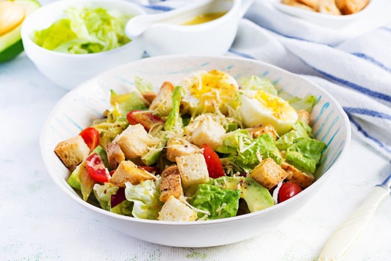 Amerikanischer Caesar Salat mit Brot, Wachteleiern und Lachs