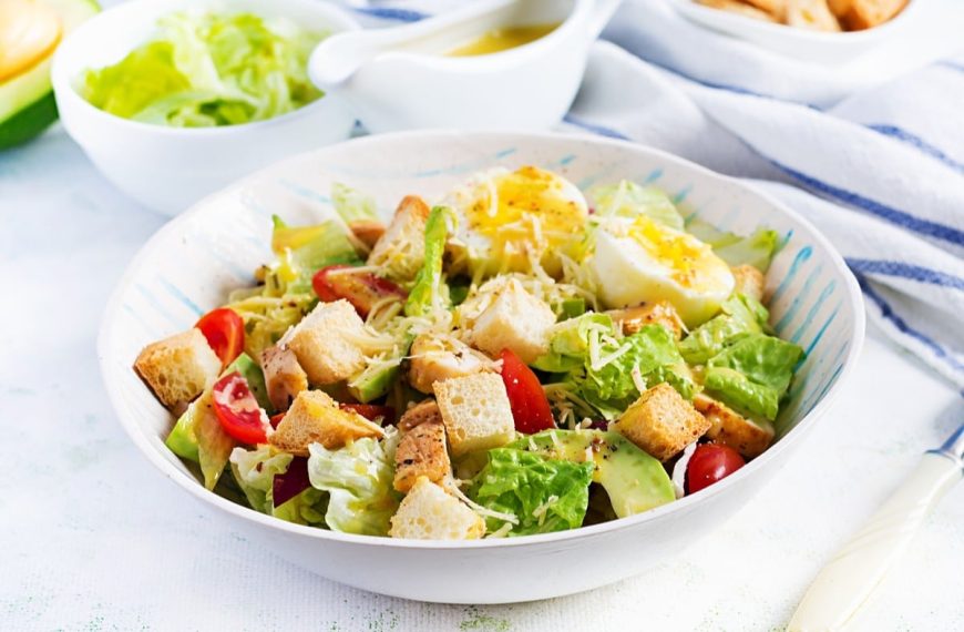 Caesar Salat mit Hähnchen, Eiern, Parmesan und Avocadodressing