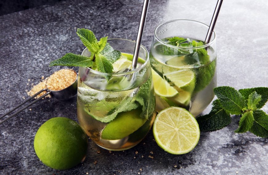 Caipirinha mit Cachaça, Rohrzucker und Limetten