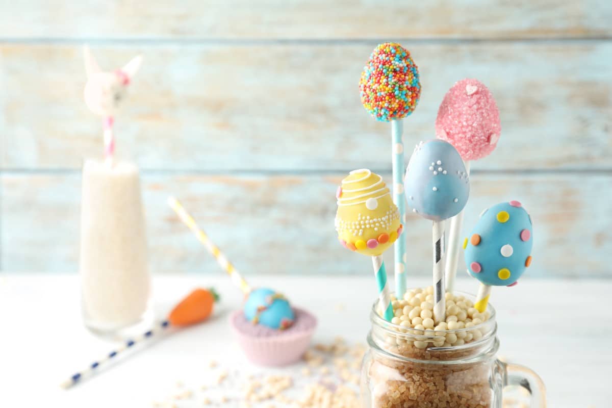 Cake Pops Eier mit Schokolade zu Ostern