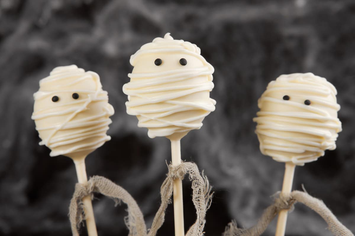 Cake Pops Mumien aus Rührkuchen mit weißer Schokolade zu Halloween
