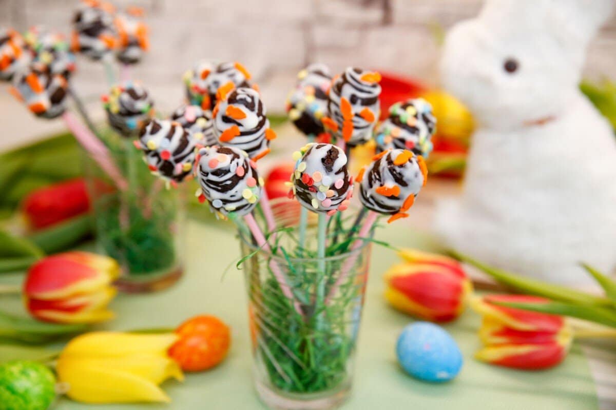 Cake Pops Ostereier mit Oreo und Frischkäse - Kuchen am Stiel zu Ostern