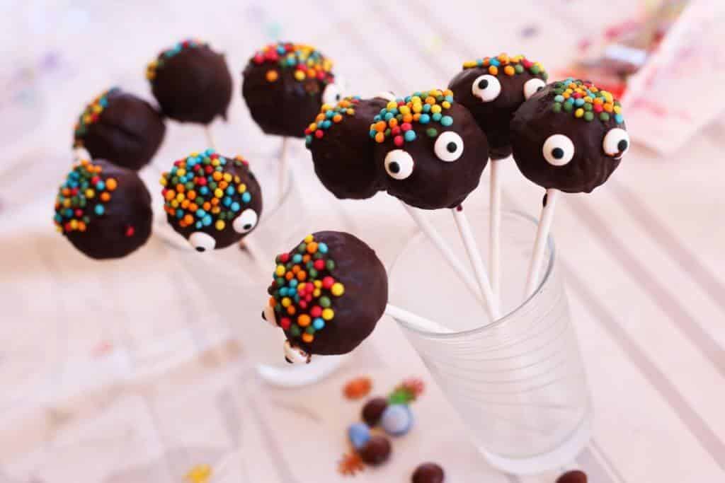 Cake Pops am Stiel für Kinderparty