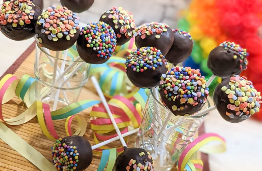Cake Pops aus Oreokeksen und Frischkäse zum Karneval