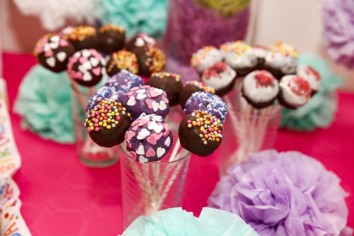 Cake Pops aus Rührkuchen mit Schokolade und Zuckerstreuseln