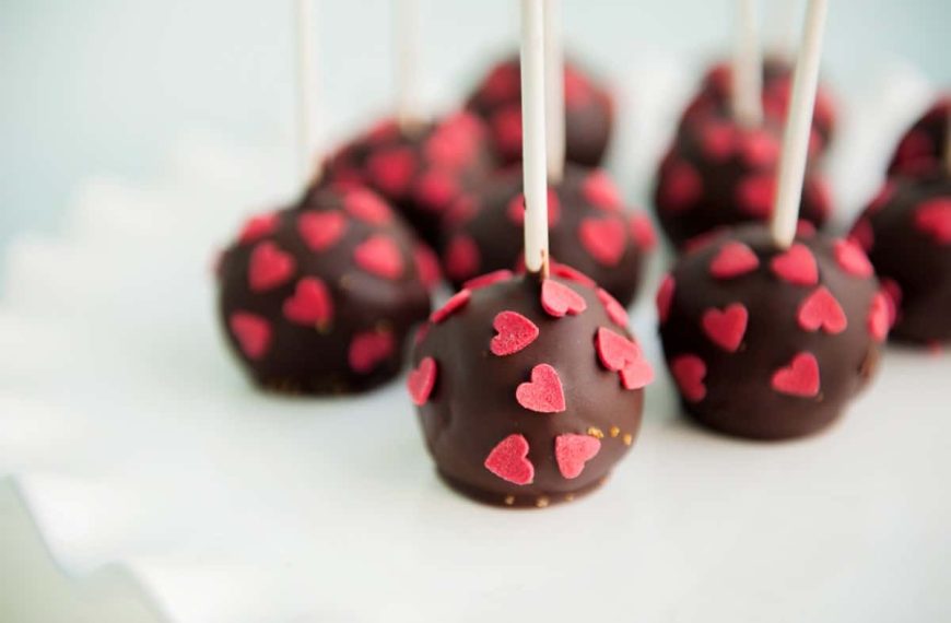 Cake Pops mit Kuchen und Schokolade zum Valentinstag