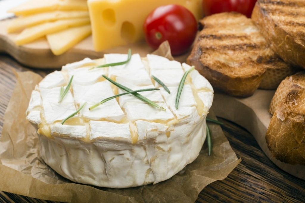 Camembert im Ofen – Ofenkäse mit Knoblauch und Rosmarin