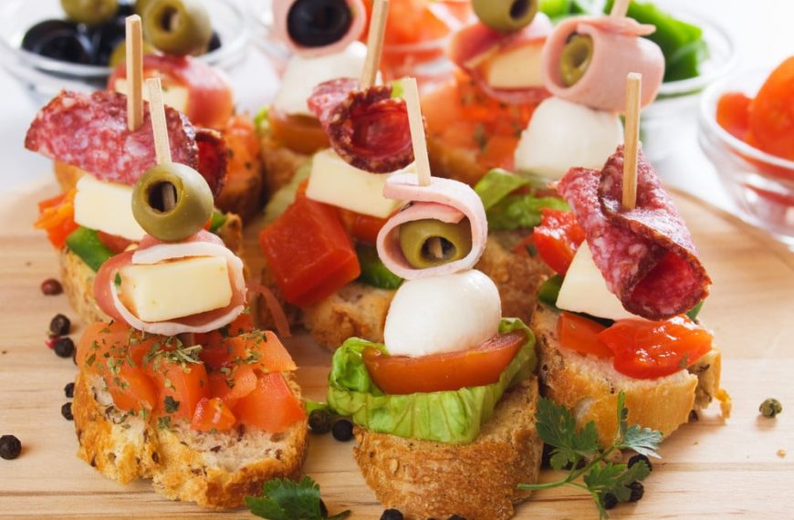 Canapes Party Snacks mit Gemüse und Schinken