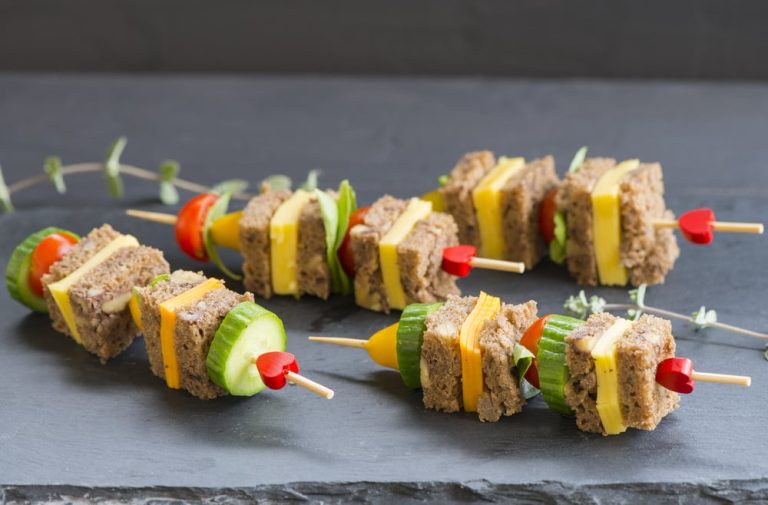 Canapes Sandwich Spieße mit Käse
