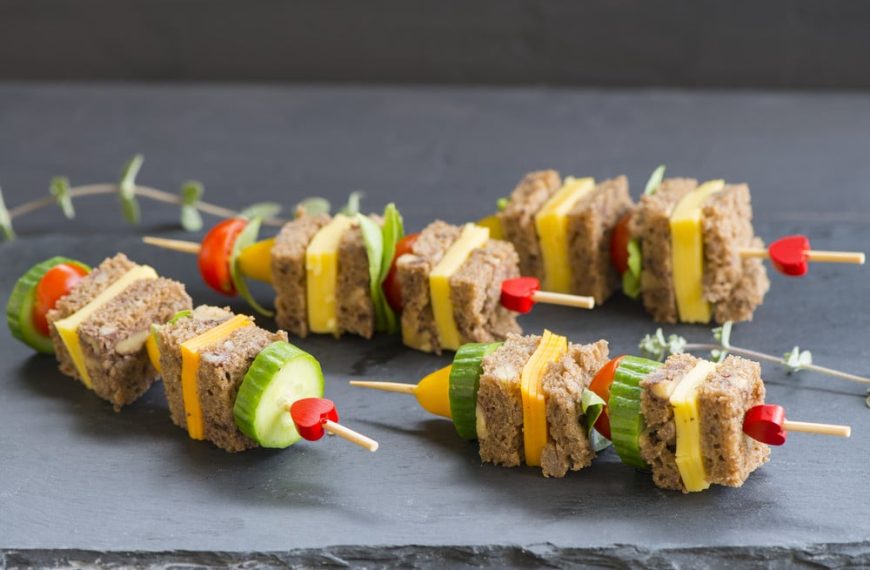 Canapes Sandwich Spieße mit Käse