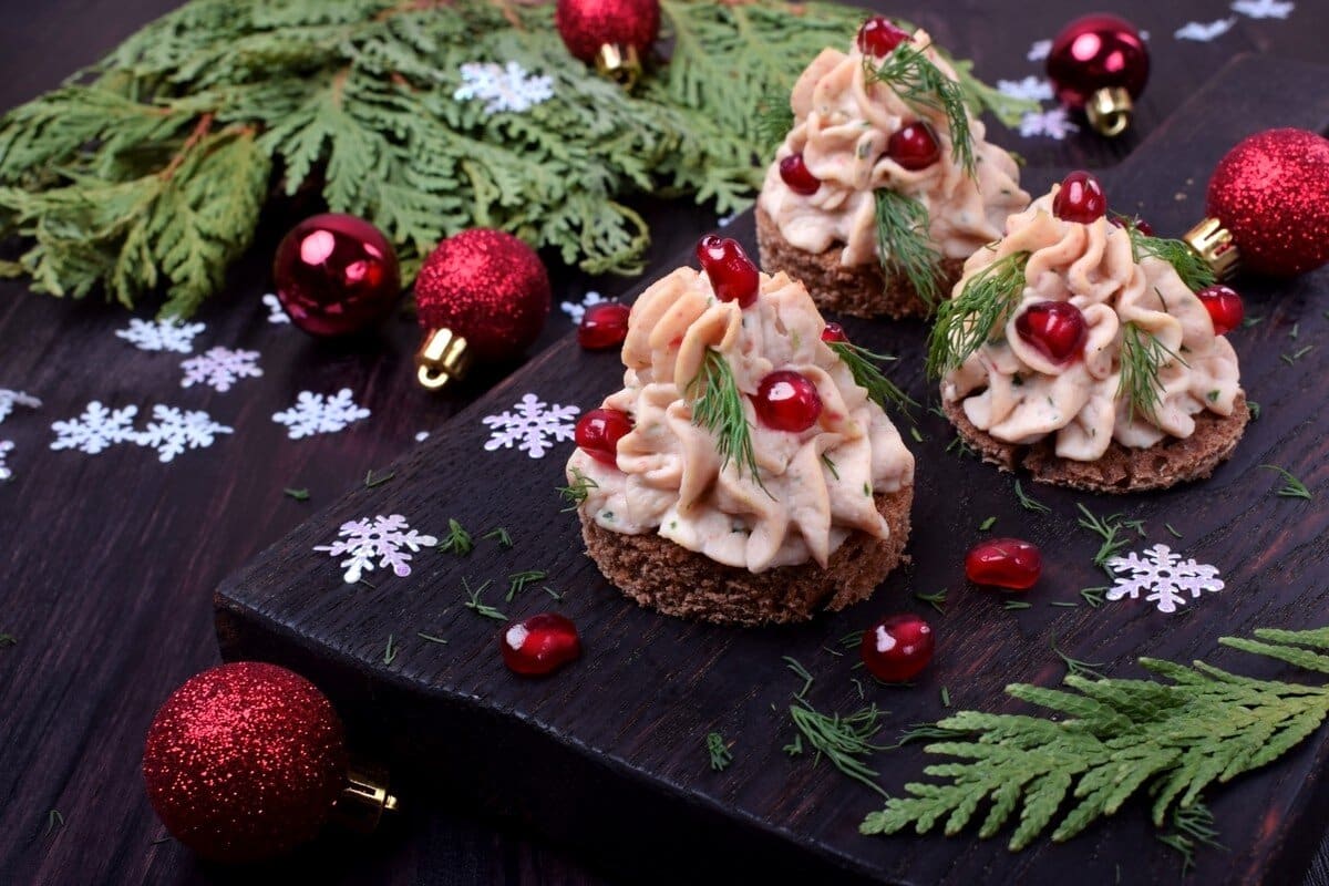 Canapés Snacks mit Roggenbrot