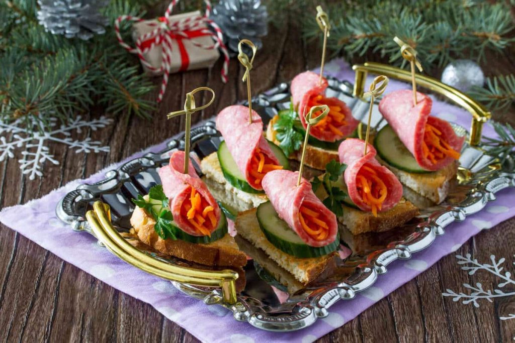 Canapes Snacks mit Wurst und Karotten auf Koreanische Art zu Silvesterparty