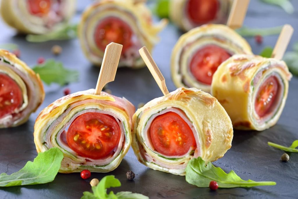 Canapes aus Pfannkuchen mit Schinken, Tomaten und Ricotta