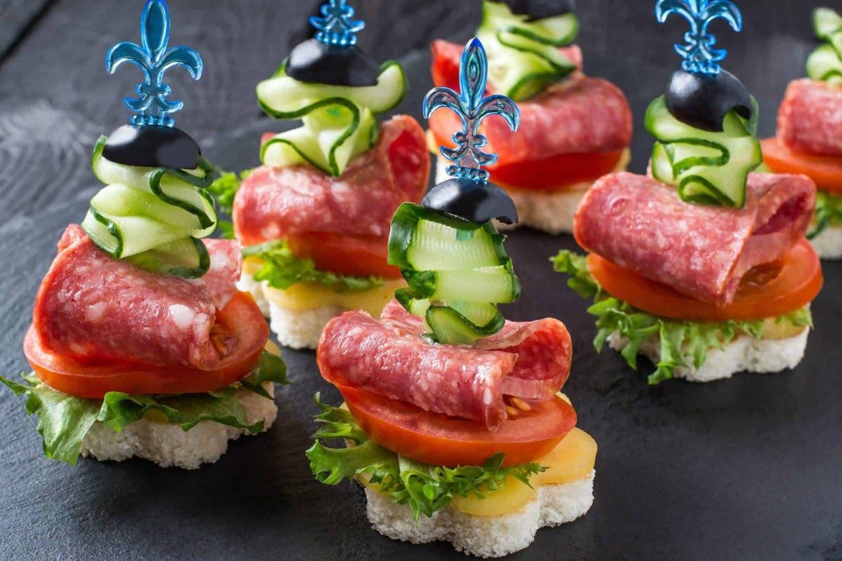 Canapes mit Salami, Käse und Tomaten