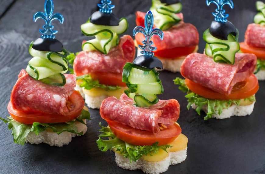 Canapes mit Salami, Käse und Tomaten