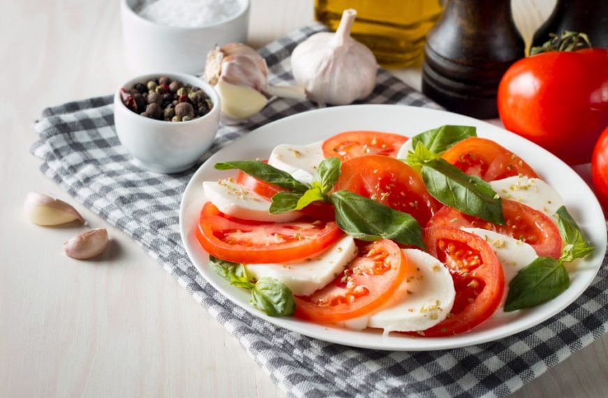 Caprese Salat mit Basilikum und Knoblauch