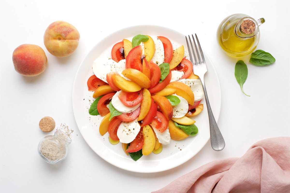 Caprese Salat mit Pfirsichen