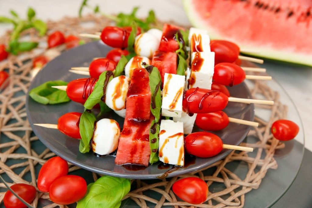 Caprese Tomaten Mozzarella Spieße mit Melone und Feta