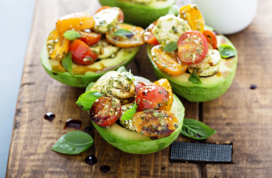 Caprese aus Avocados mit Tomaten und Mozzarella