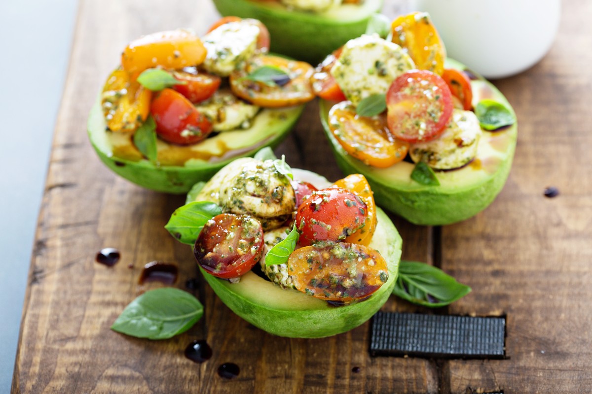 Caprese aus Avocados mit Tomaten und Mozzarella