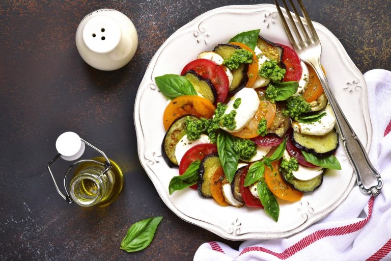 Caprese mit gebratenen Auberginen, Tomaten und Mozzarella