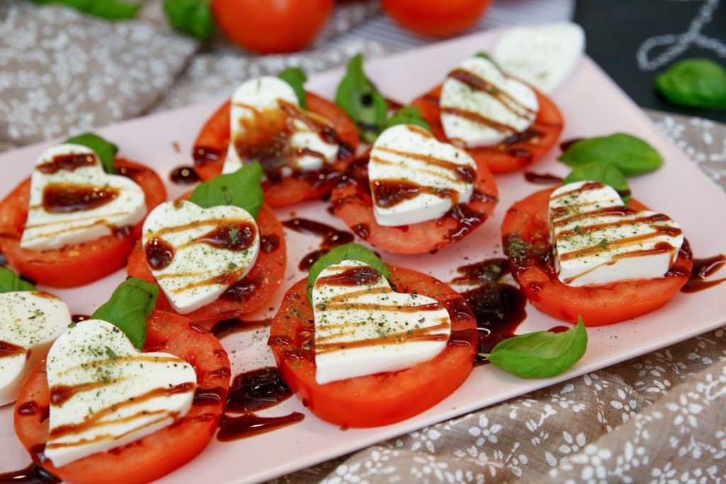 Caprese zum Valentinstag mit Tomaten und Mozzarella
