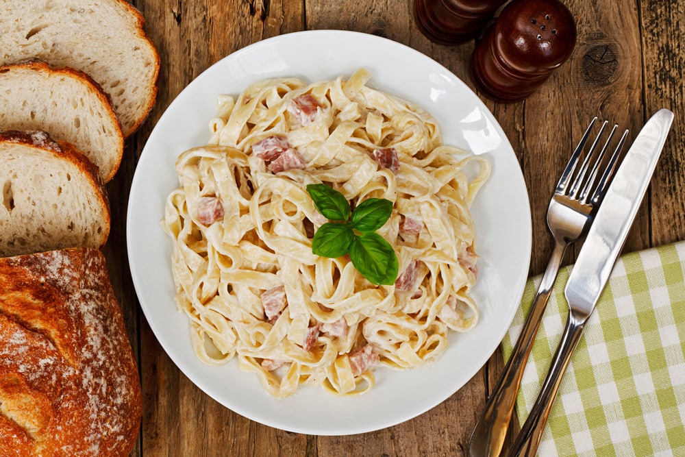 Carbonara mit Sahnesoße und Putenschinken