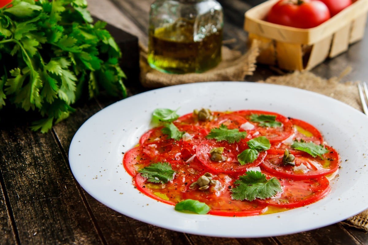 Carpaccio - Leichte italienische Tomaten Vorspeise mit Kapern