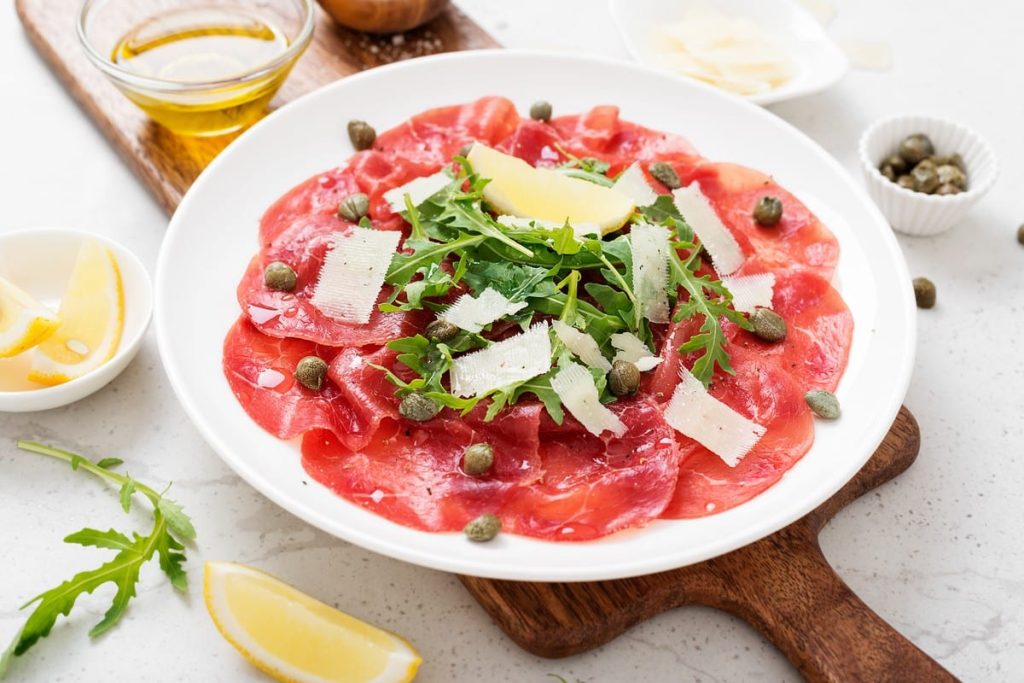 Carpaccio vom Rind mit Kapern und Parmesan