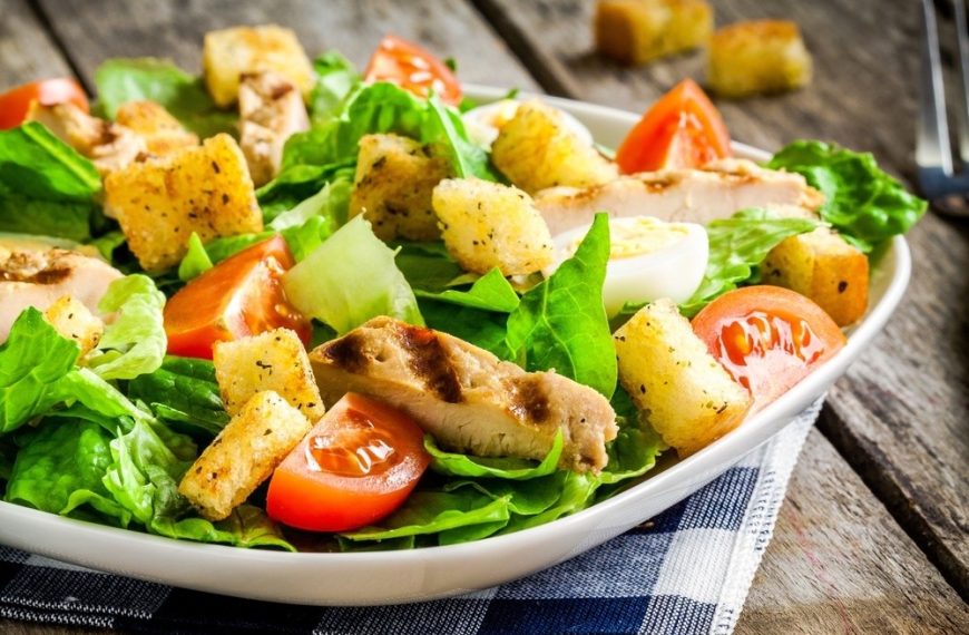 Ceasar Salad mit Croutons und Dressing zum Grillen