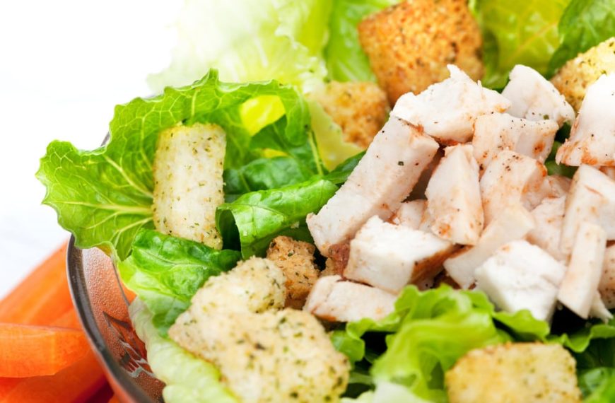 Ceasar Salad mit Hähnchenbrust und Bärlauch Dressing