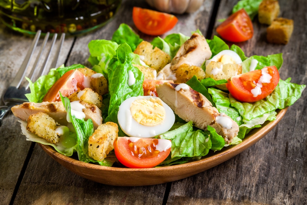 Cesar Salat mit Hähnchenbrust und Tomaten